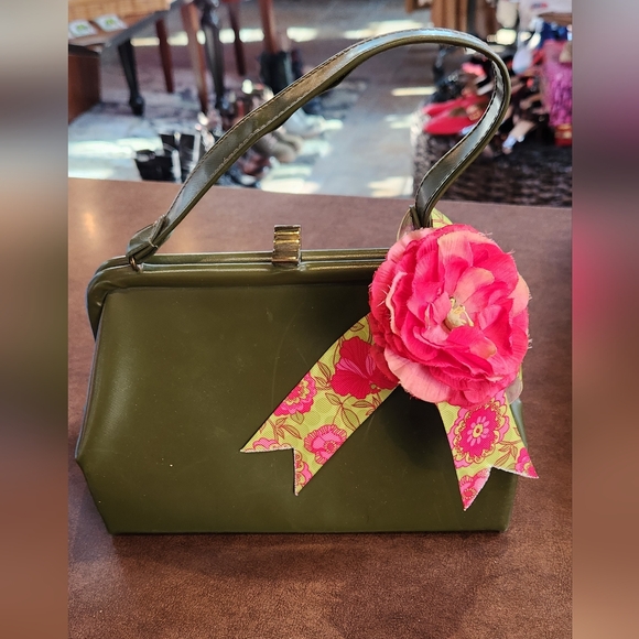 stylemark Handbags - Vintage Green Leather Stylemark Purse